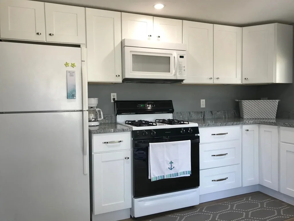 3 bed, 1 bath apartment for rent at 16 Cricket Ln, Rexhame — photo 10 of 15