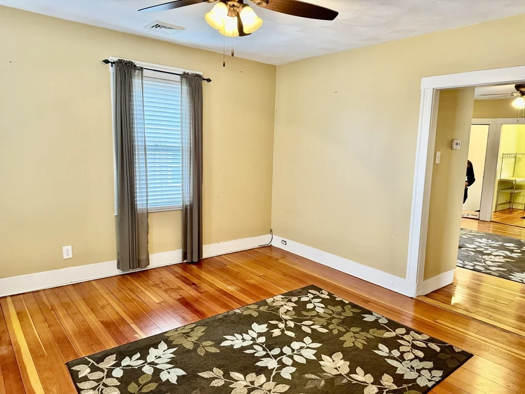 3 bed, 1 bath apartment for rent at 16 Dover St Unit 2nd fl, East Fairhaven — photo 3 of 19