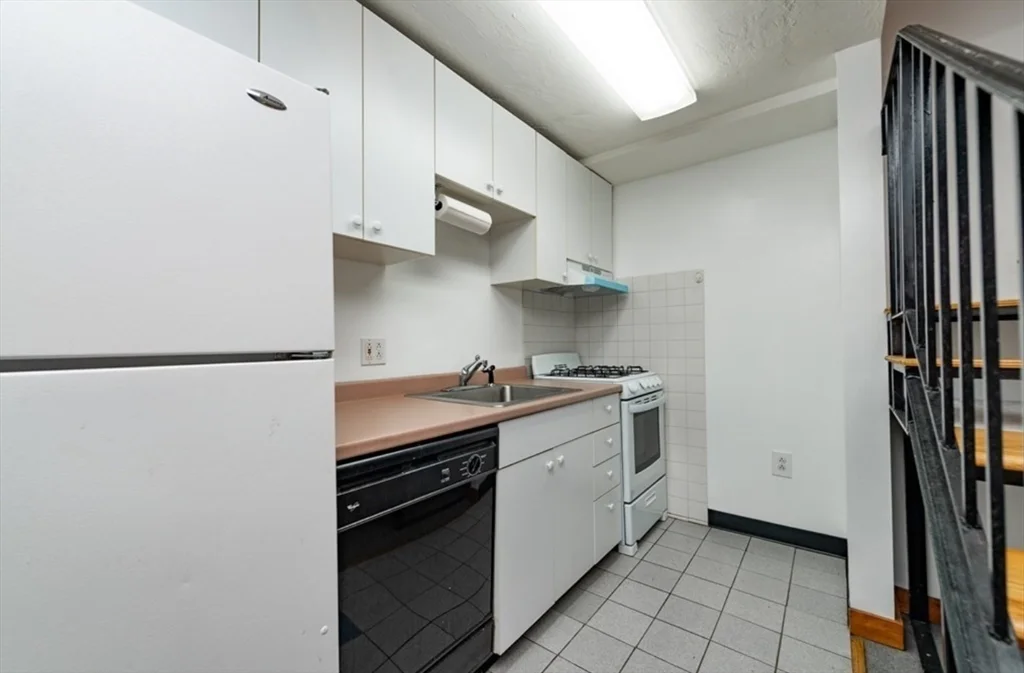 2 bed, 1 bath apartment for rent at 16 Edgerly Unit 1, Fenway — photo 7 of 9