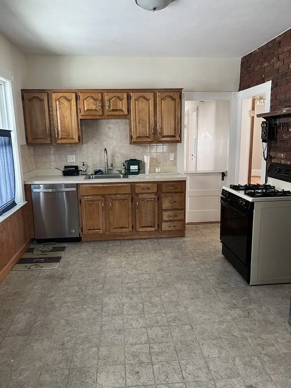 3 bed, 1 bath apartment for rent at 16 Edward Sullivan Rd Unit 1, Strawberry Hill — photo 1 of 10