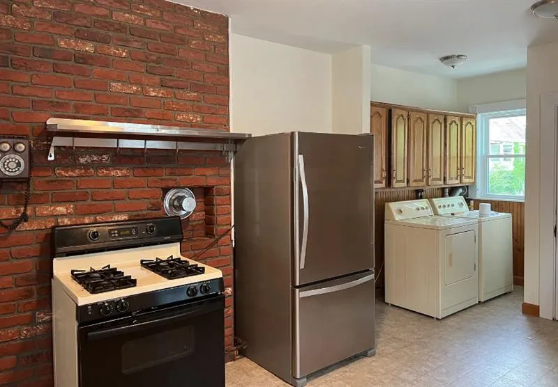 3 bed, 1 bath apartment for rent at 16 Edward Sullivan Rd Unit 2, Strawberry Hill — photo 7 of 20