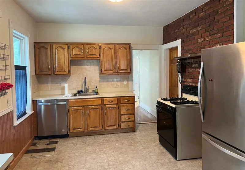 3 bed, 1 bath apartment for rent at 16 Edward Sullivan Rd Unit 2, Strawberry Hill — photo 4 of 20