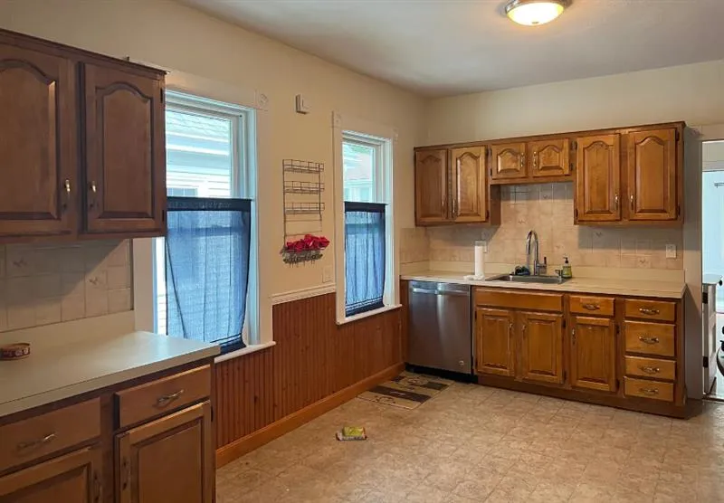3 bed, 1 bath apartment for rent at 16 Edward Sullivan Rd Unit 2, Strawberry Hill — photo 5 of 20