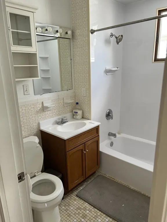 3 bed, 1 bath apartment for rent at 16 Edward Sullivan Rd Unit N/A, Strawberry Hill — photo 9 of 10