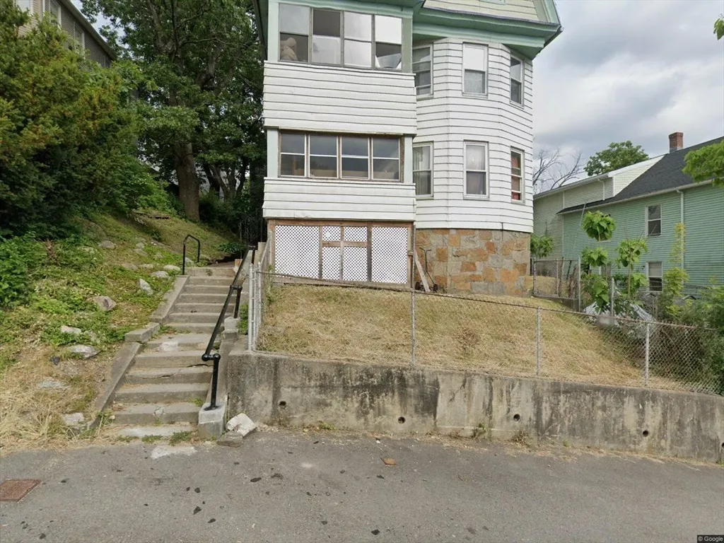 3 bed, 1 bath apartment for rent at 16 Everard St Unit 3, Worcester