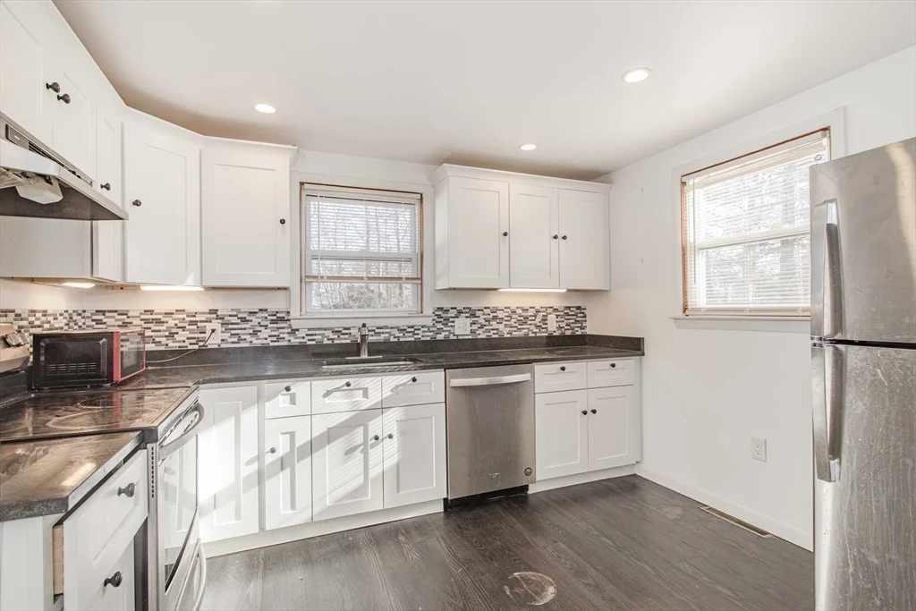 3 bed, 1 bath apartment for rent at 16 Falconer Ave, Brockton — photo 3 of 25