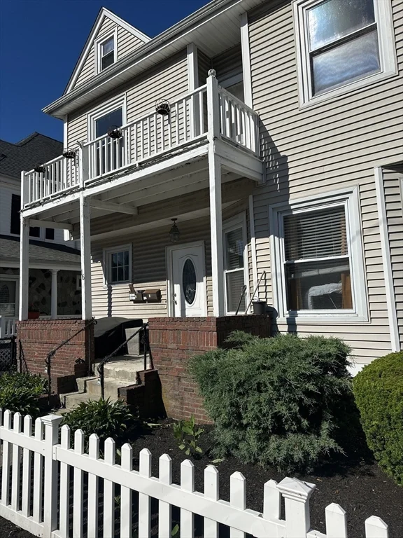 5 bed, 2 bath apartment for rent at 16 Falkland St Unit 2, Brighton — photo 4 of 20