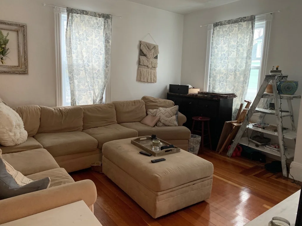 5 bed, 2 bath apartment for rent at 16 Falkland St Unit 2, Brighton — photo 5 of 20