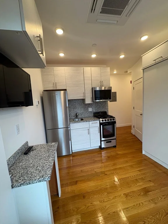 Studio bed, 1 bath apartment for rent at 16 Fifth St Unit 10, Chelsea — photo 1 of 12