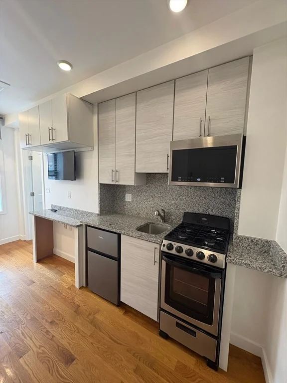 Studio bed, 1 bath apartment for rent at 16 Fifth St Unit 4, Chelsea