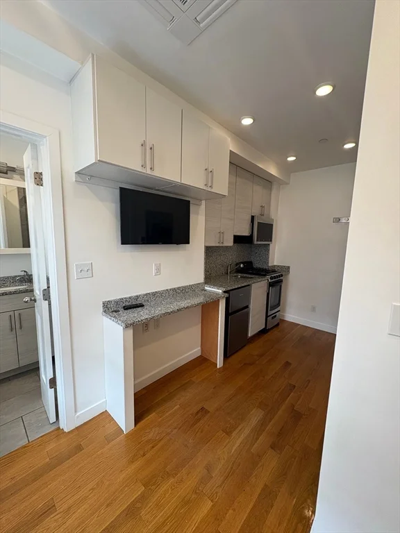 Studio bed, 1 bath apartment for rent at 16 Fifth St Unit 4, Chelsea — photo 2 of 10