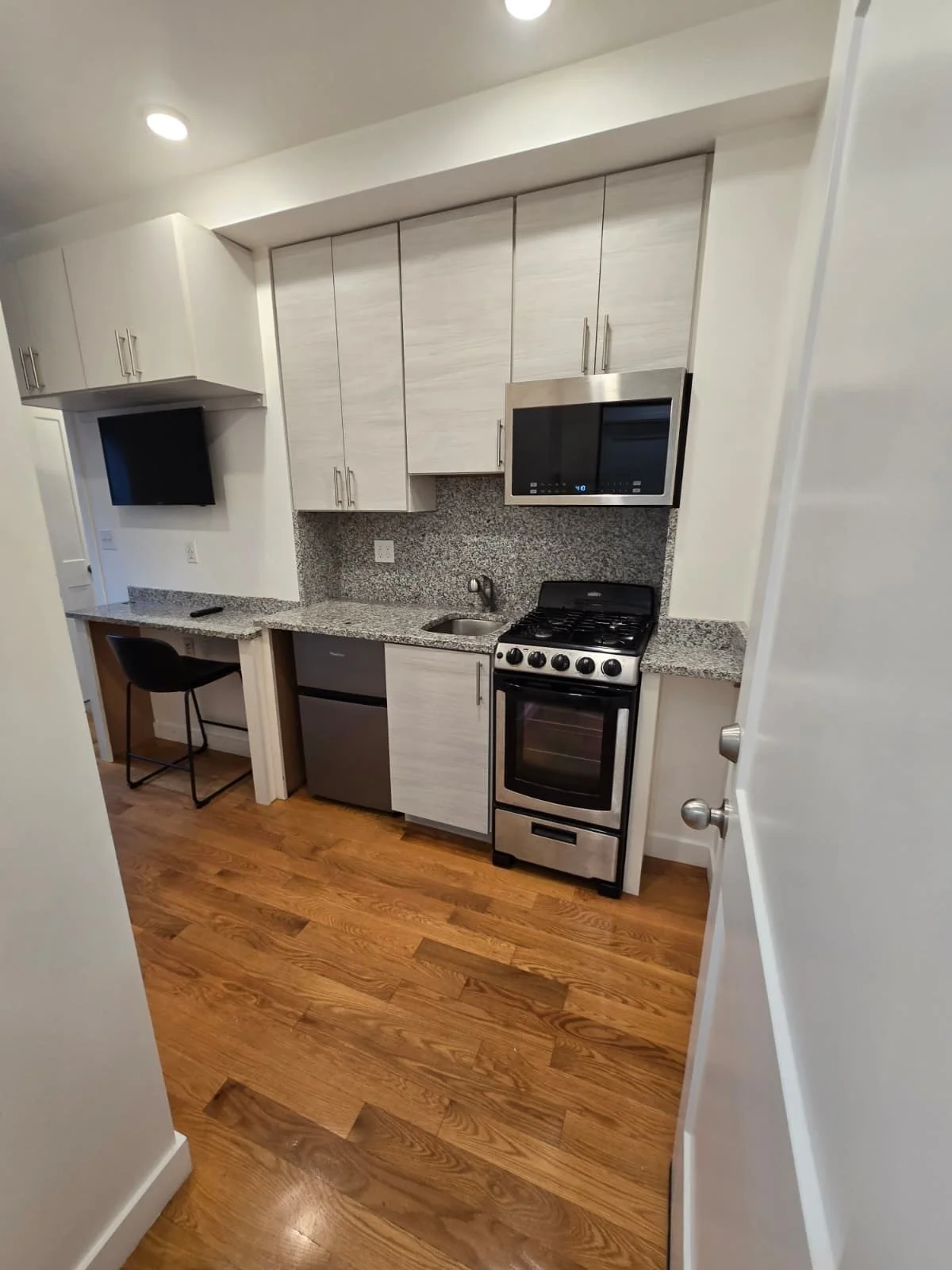 Studio bed, 1 bath apartment for rent at 16 Fifth St Unit 5, Chelsea
