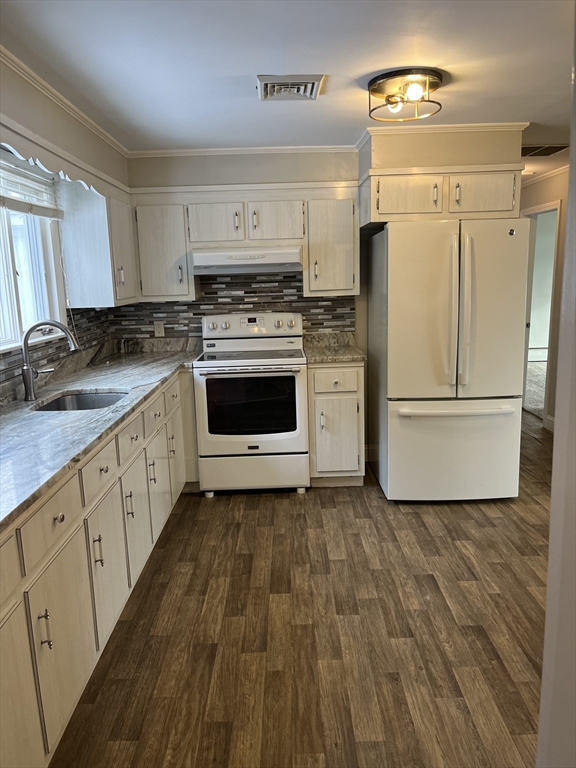 2 bed, 1 bath apartment for rent at 16 Franklin St Unit A, Winthrop — photo 3 of 10