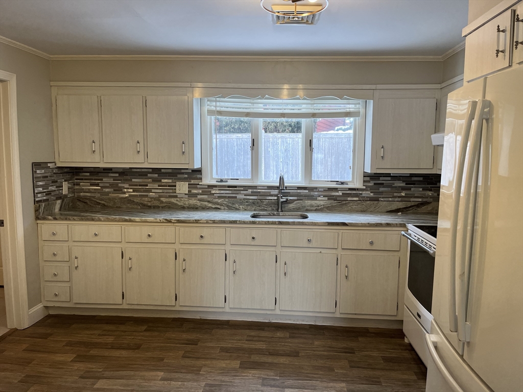 2 bed, 1 bath apartment for rent at 16 Franklin St Unit A, Winthrop — photo 4 of 10