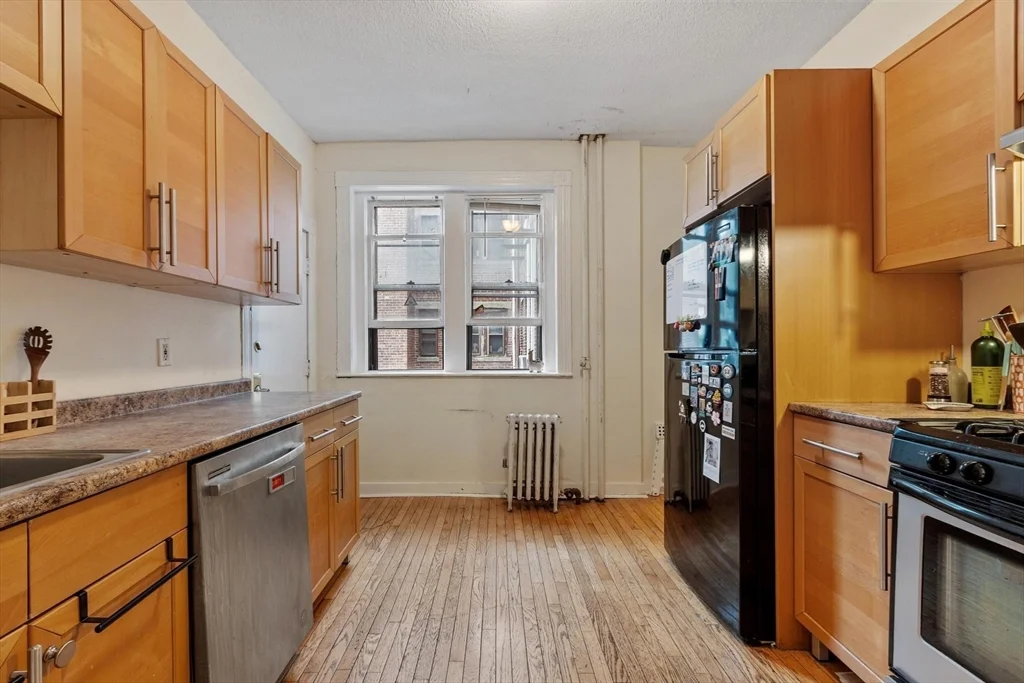 3 bed, 1 bath apartment for rent at 16 Glenville Ave Unit 1, Allston — photo 5 of 18