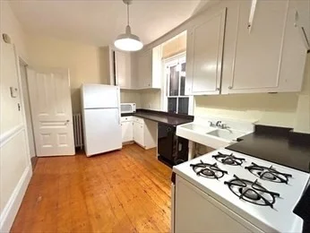 1 bed, 1 bath apartment for rent at 16 Harris St Unit 2, Coolidge Corner — photo 3 of 6