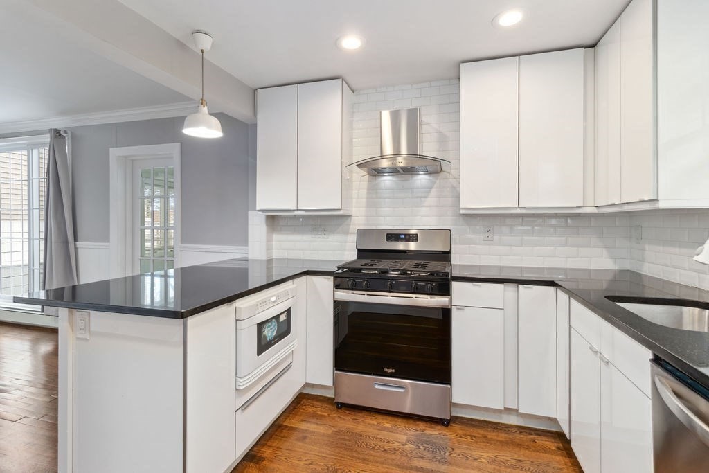 2 bed, 1 bath apartment for rent at 16 Houghton St, Dorchester — photo 3 of 21