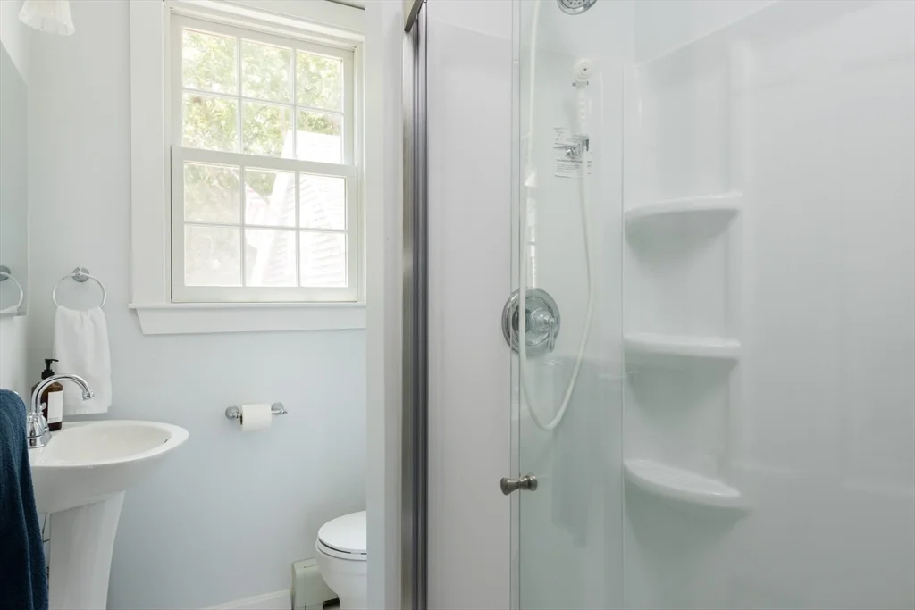 5 bed, 3 bath apartment for rent at 16 Jefferson Shores Rd, Cohasset Narrows — photo 22 of 39