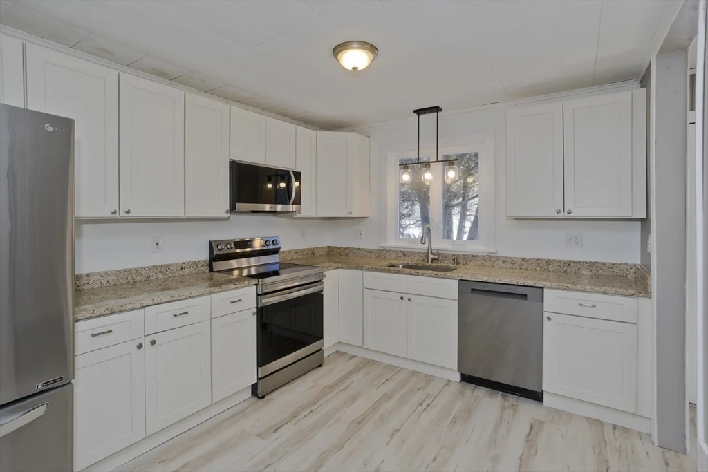 3 bed, 2 bath apartment for rent at 16 Knightville Dam Rd, Huntington — photo 3 of 40