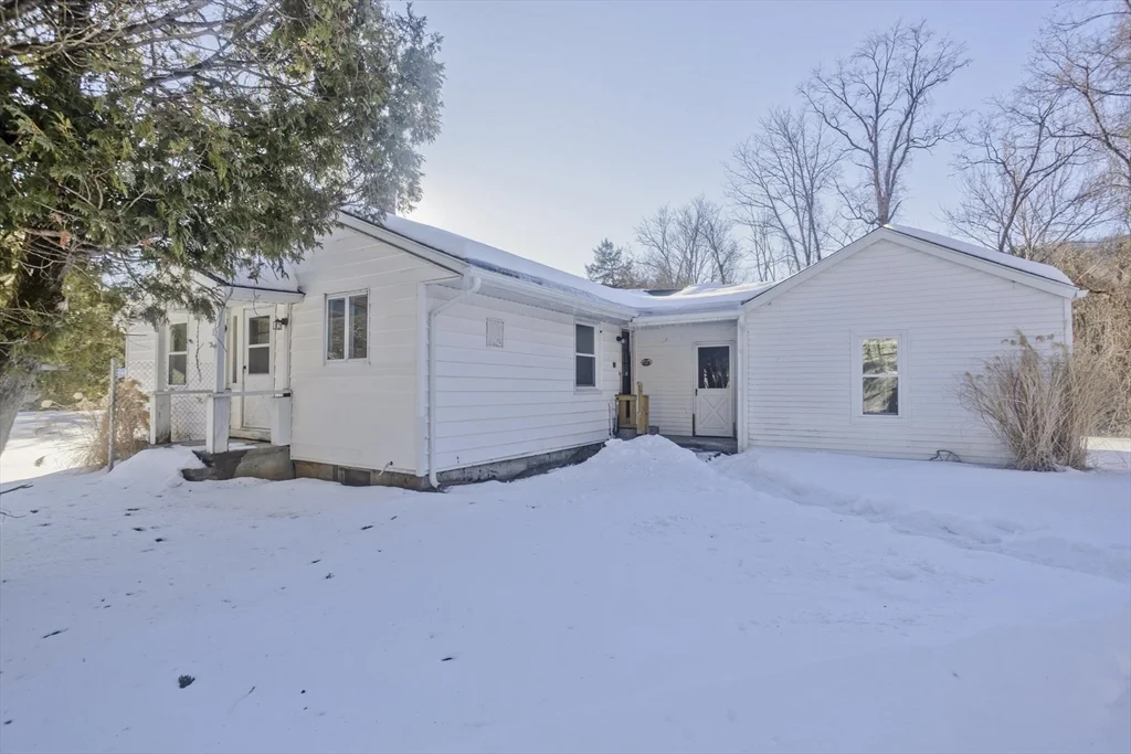 3 bed, 2 bath apartment for rent at 16 Knightville Dam Rd, Huntington — photo 2 of 40