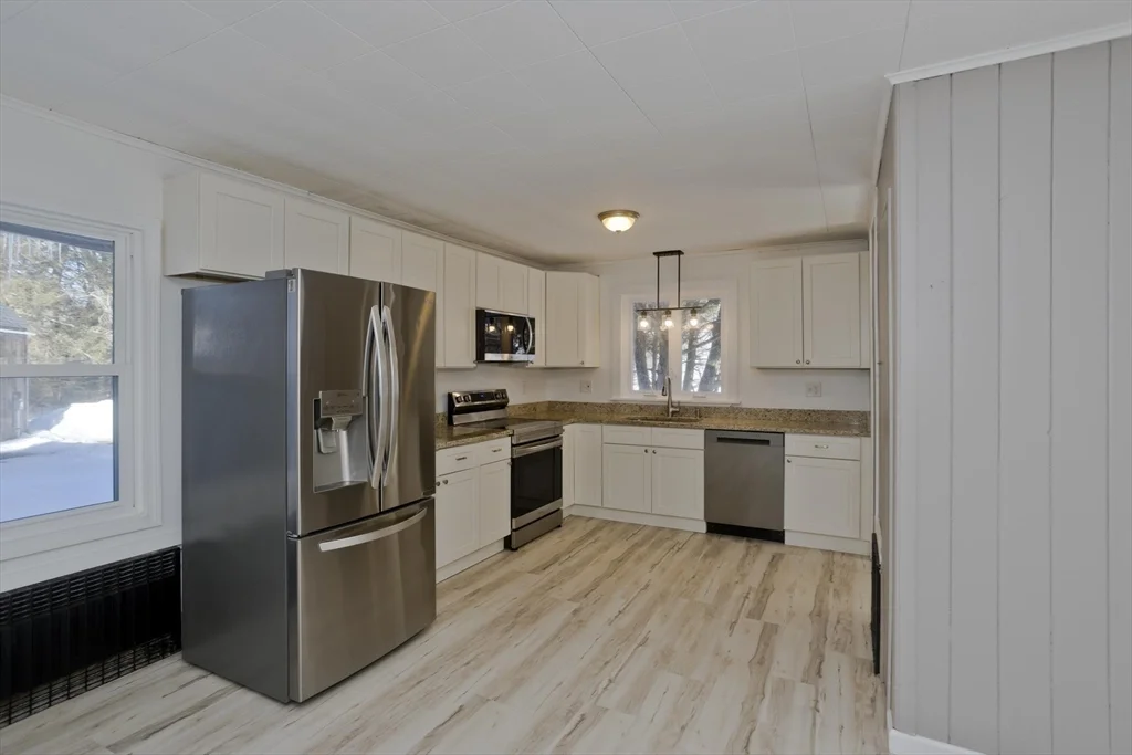 3 bed, 2 bath apartment for rent at 16 Knightville Dam Rd, Huntington — photo 4 of 40