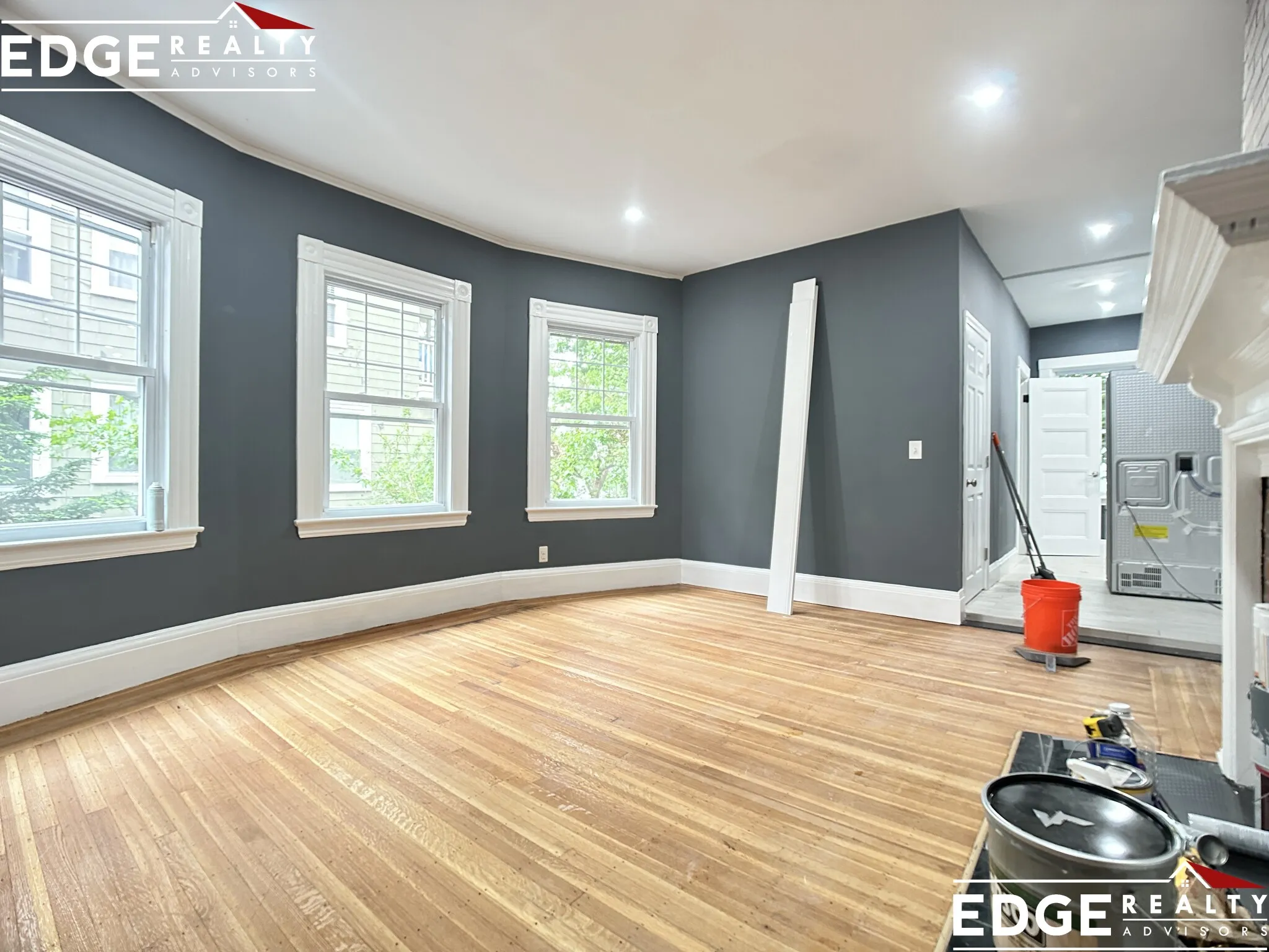 3 bed, 1 bath apartment for rent at 16 Leicester St Unit 1, Oak Square — photo 3 of 8