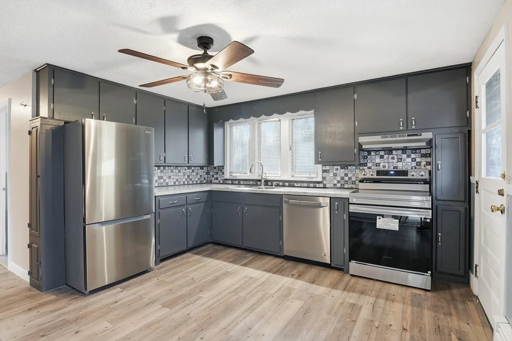 3 bed, 1 bath apartment for rent at 16 Liberty Dr, Shrewsbury — photo 6 of 34