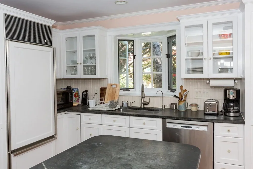 3 bed, 3 bath apartment for rent at 16 Linden Pl Unit A, Brookline Village — photo 5 of 23