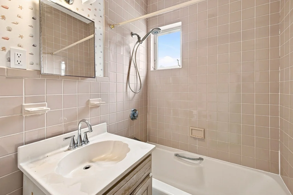 2 bed, 1 bath apartment for rent at 16 Lochwan St Unit 16, Winchester — photo 17 of 25