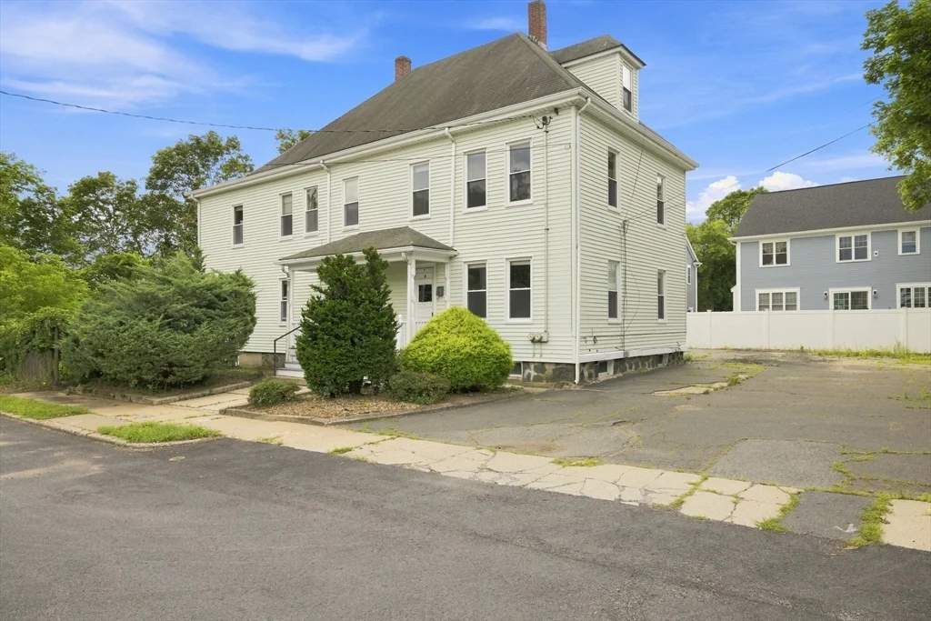 2 bed, 1 bath apartment for rent at 16 Lochwan St Unit 16, Winchester — photo 2 of 25