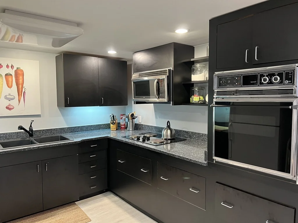Studio bed, 1 bath apartment for rent at 16 Louisburg Sq Unit B, Beacon Hill — photo 15 of 18