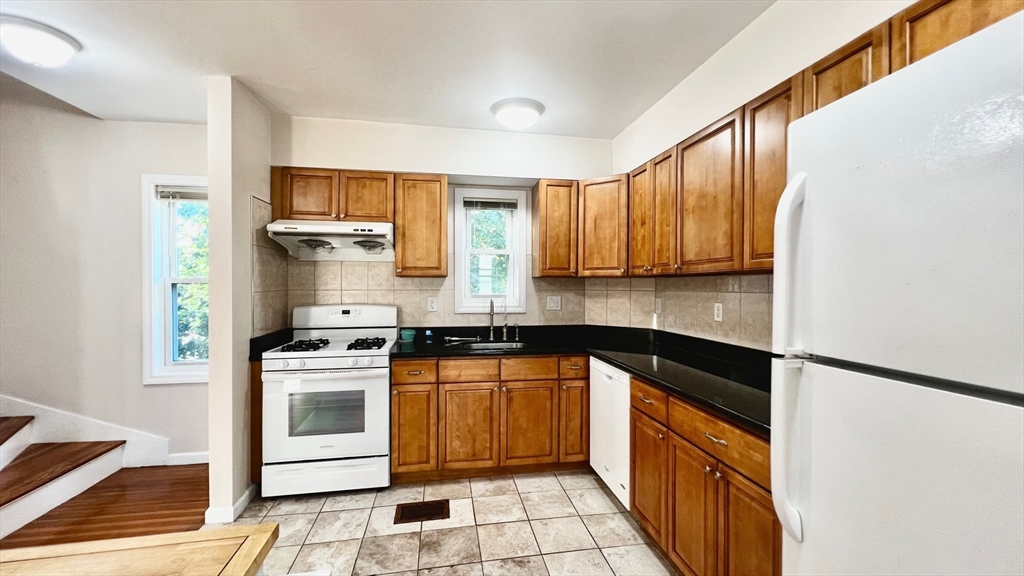 4 bed, 2 bath apartment for rent at 16 Miller Stile Rd Unit 2, Quincy Center — photo 13 of 20