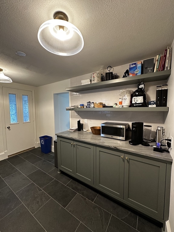 3 bed, 1 bath apartment for rent at 16 Nashua Unit 16, Magoun Square — photo 3 of 33
