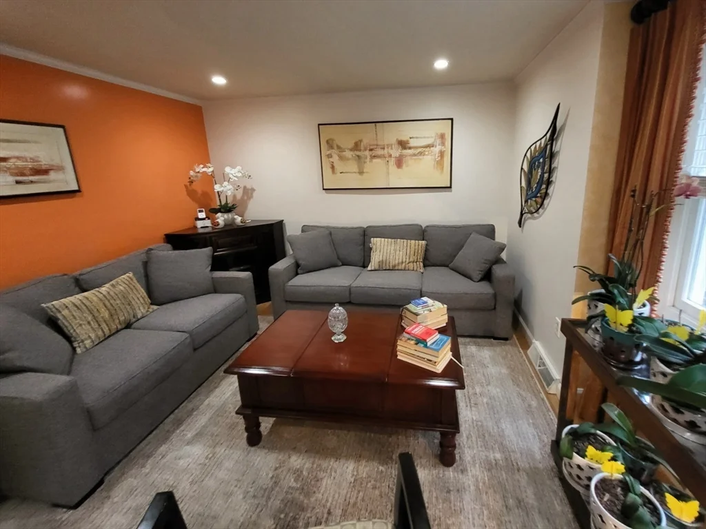 2 bed, 1 bath apartment for rent at 16 Pinecrest Village Unit 16, Hopkinton — photo 2 of 17