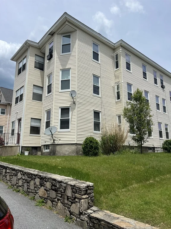 3 bed, 1 bath apartment for rent at 16 Prentice St Unit 1, Worcester — photo 1 of 23