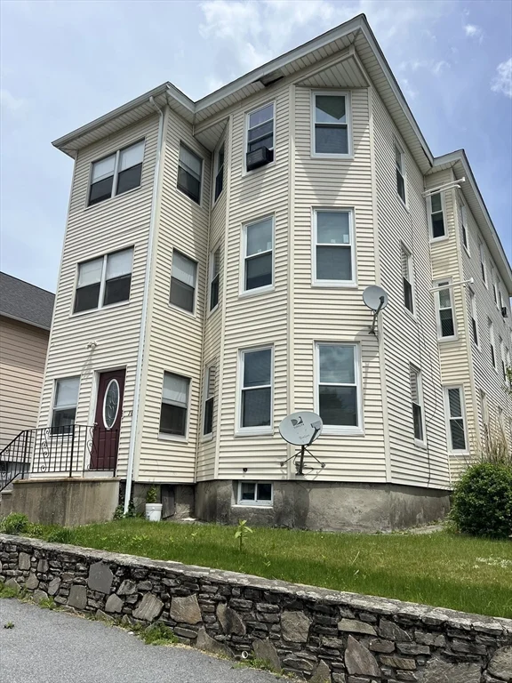 3 bed, 1 bath apartment for rent at 16 Prentice St Unit 1, Worcester — photo 2 of 23