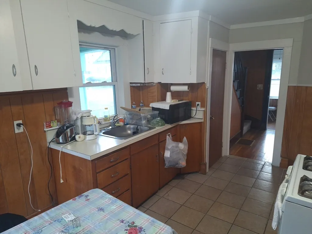 3 bed, 1 bath apartment for rent at 16 Riverside Ct, Saugus — photo 8 of 13