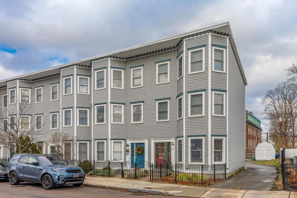 3 bed, 2 bath apartment for rent at 16 Roseclair St Unit 16, Dorchester — photo 2 of 25