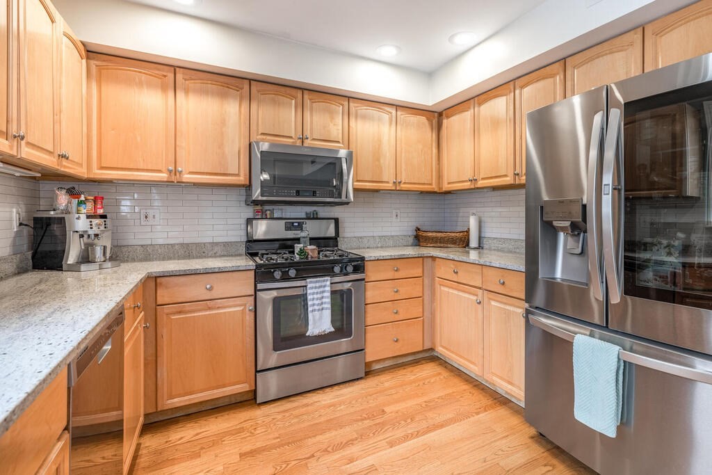 3 bed, 2 bath apartment for rent at 16 Roseclair St Unit 16, Dorchester — photo 8 of 25