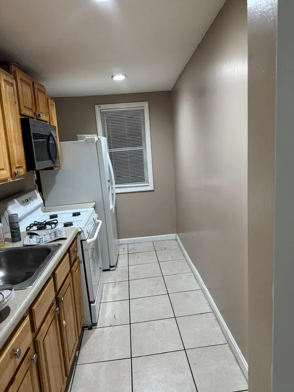 3 bed, 1 bath apartment for rent at 16 Sargent Unit 1, Lawrence — photo 7 of 8