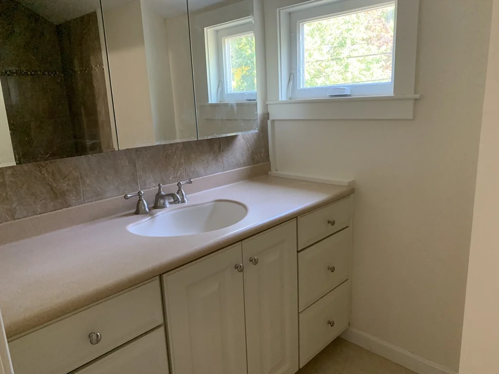 3 bed, 1 bath apartment for rent at 16 Silver St Unit 0, Quincy — photo 6 of 9