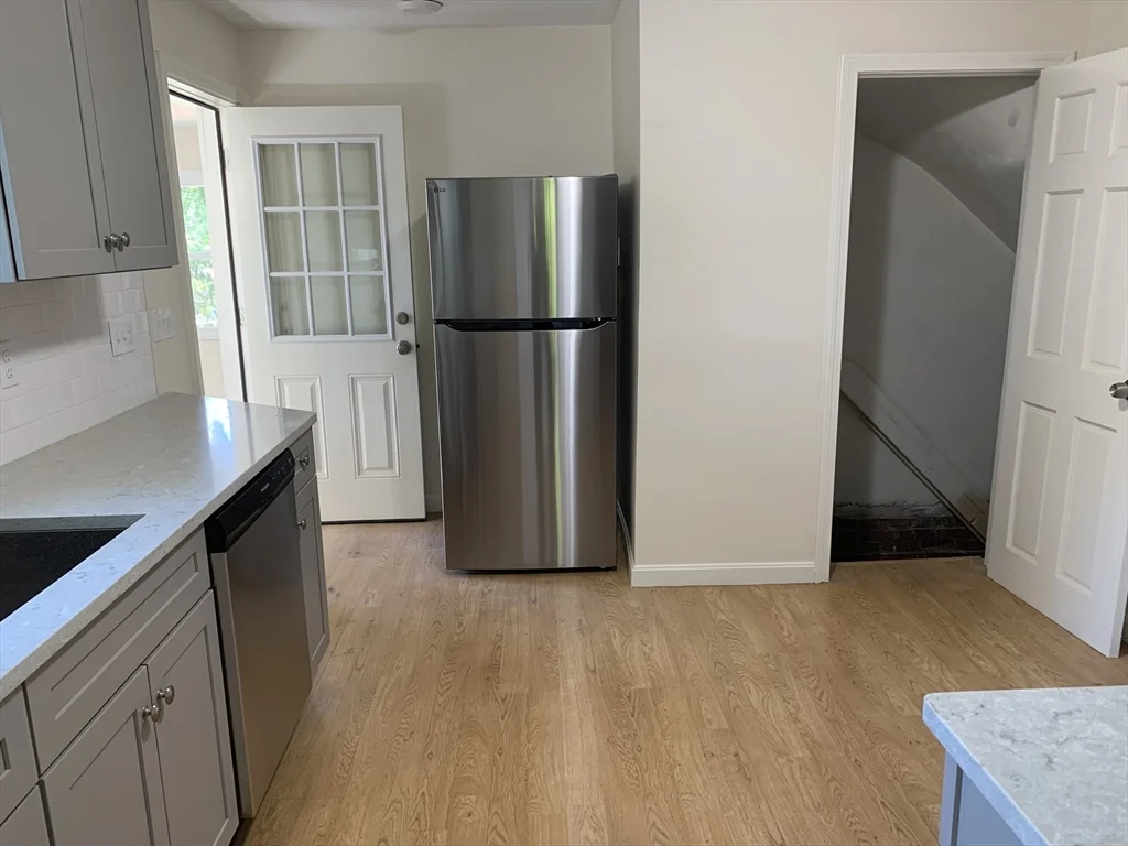 3 bed, 1 bath apartment for rent at 16 Silver St Unit 0, Quincy — photo 4 of 9
