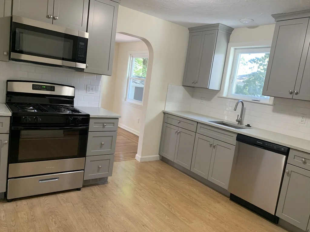 3 bed, 1 bath apartment for rent at 16 Silver St Unit 0, Quincy — photo 3 of 9
