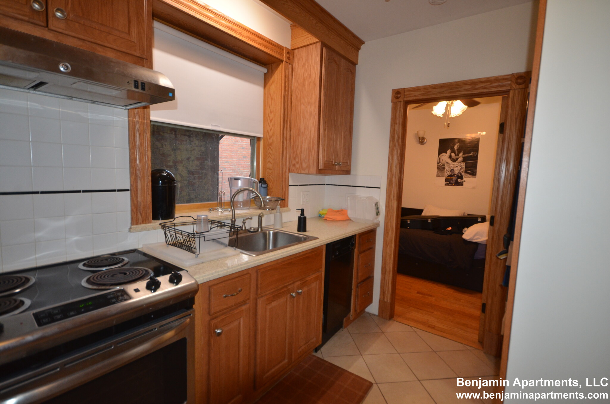 3 bed, 1 bath apartment for rent at 16 South Russell St Unit 2S, Beacon Hill