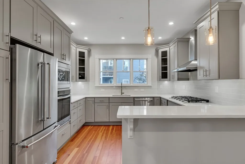 3 bed, 2 bath apartment for rent at 16 Traymore St Unit 16, Baldwin — photo 3 of 22