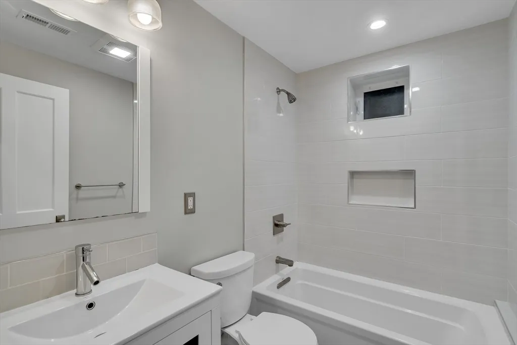 3 bed, 2 bath apartment for rent at 16 Traymore St Unit 16, Baldwin — photo 17 of 22
