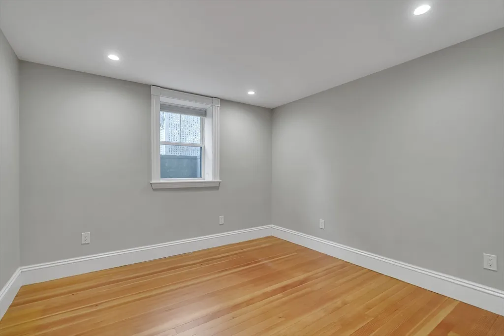 3 bed, 2 bath apartment for rent at 16 Traymore St Unit 16, Baldwin — photo 16 of 22