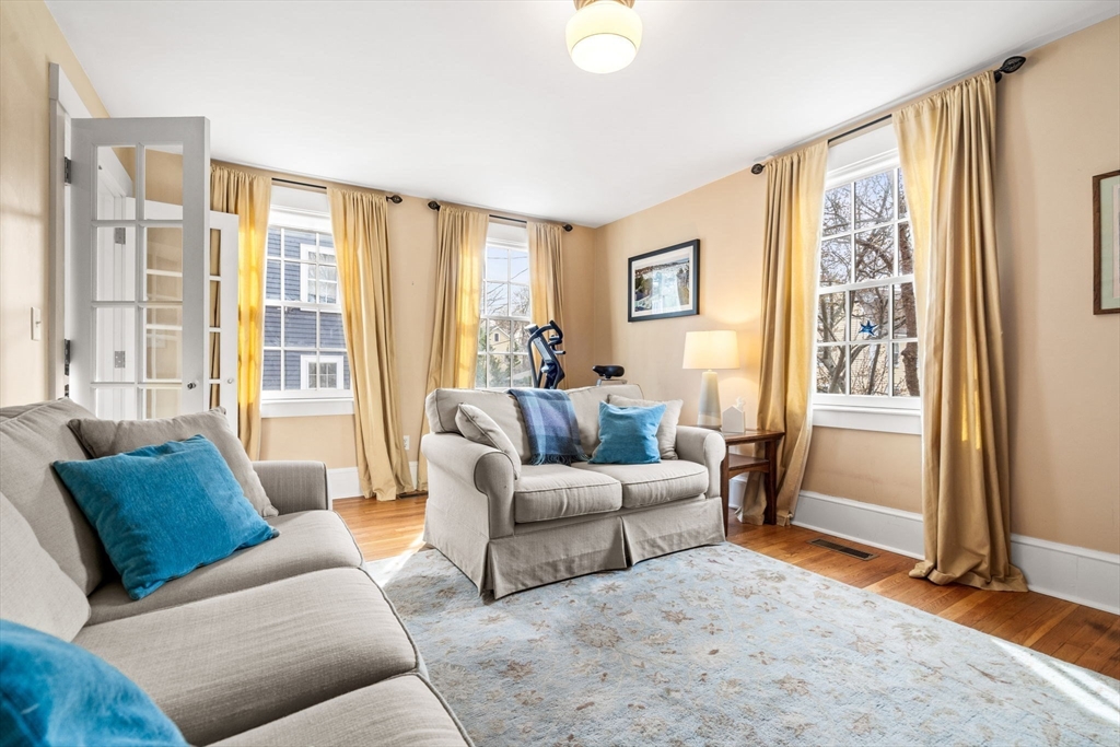 3 bed, 2 bath apartment for rent at 16 Waldron Ct, Marblehead — photo 3 of 22