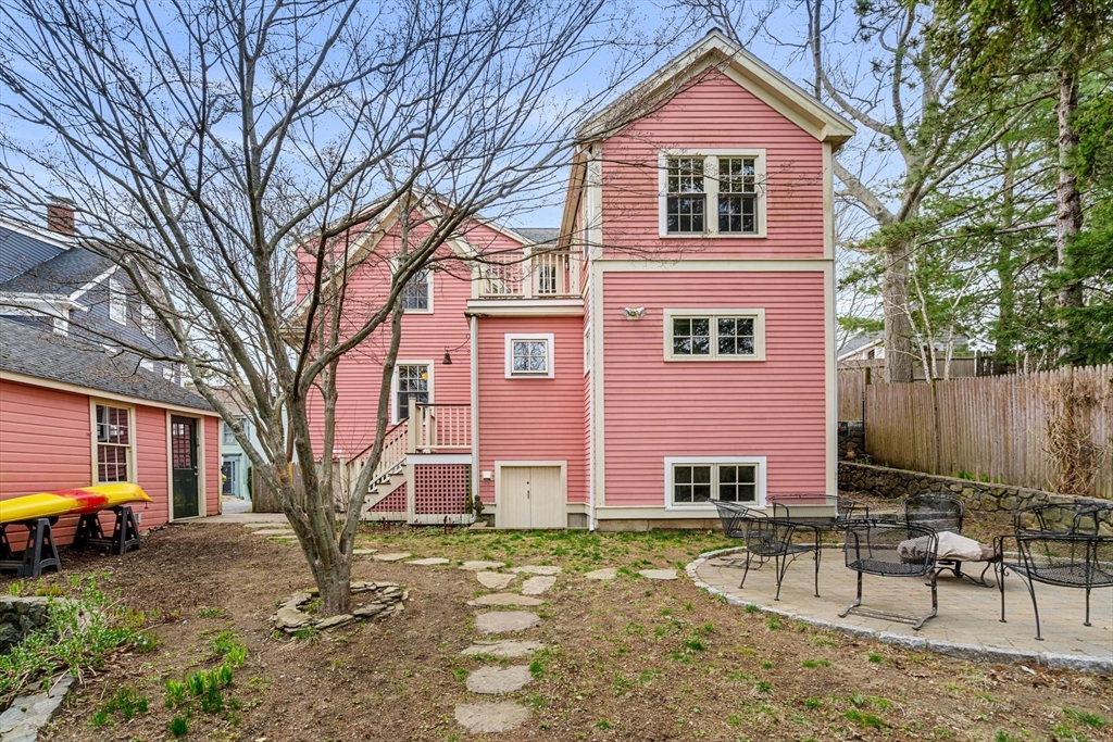 3 bed, 2 bath apartment for rent at 16 Waldron Ct, Marblehead — photo 20 of 22