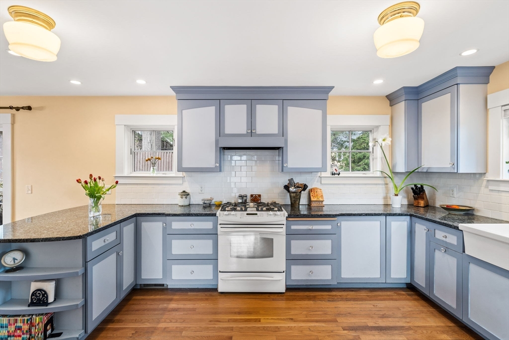 3 bed, 2 bath apartment for rent at 16 Waldron Ct, Marblehead — photo 8 of 22